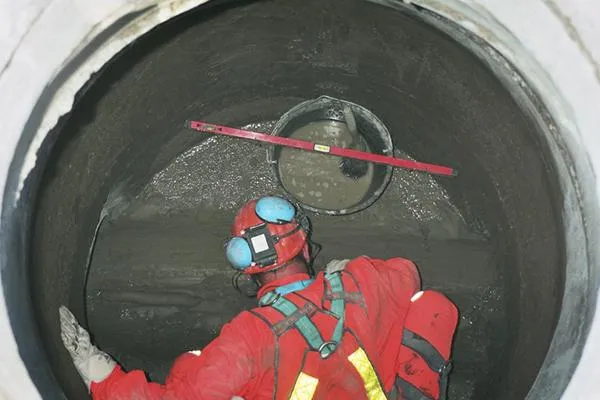 Bild: Sanierungssystem für Schächte und begehbare Kanäle - Reprofilierung und Beschichtung mit nur einem System