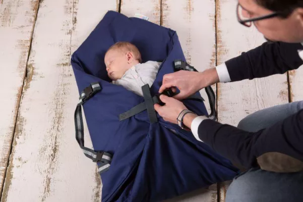 Bild: 5in1 Babytragetasche - Schlafen, Wickeln, Tragen, Pucken und Spielen