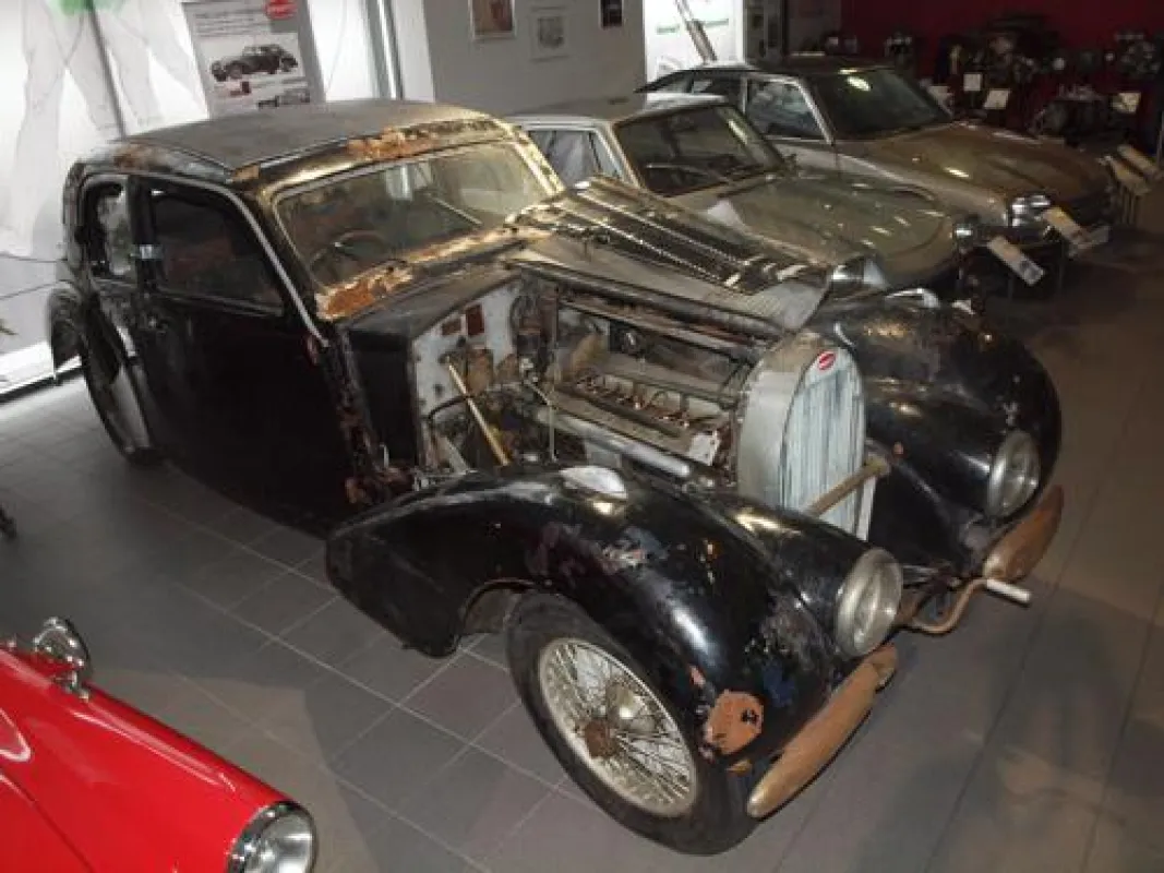 Verschifft und dann mit dem Anhänger auf die Straße gebracht, hat der Bugatti T57 sein Ziel erreicht