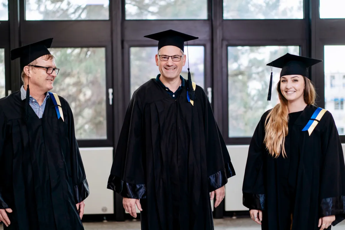 Master-Absolvent*innen in Roben (© Graduate School Rhein-Neckar gGmbH)