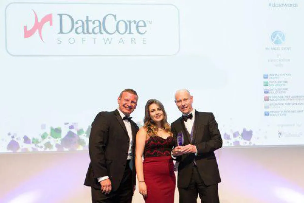 Brett Denly und Emily Darling von Datacore erhalten DCS-Award von Organisator Jason Holloway (re.)
