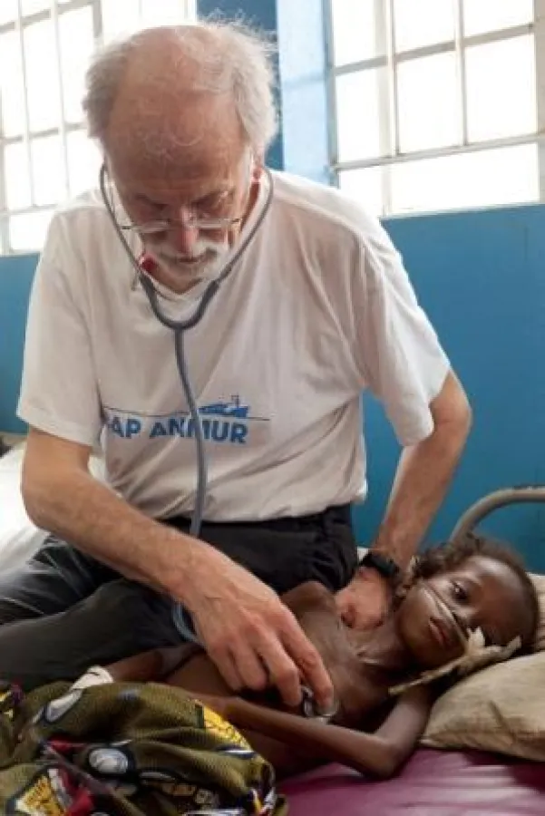 Dr. Werner Strahl bei der Untersuchung eines Kindes in Sierra Leone
