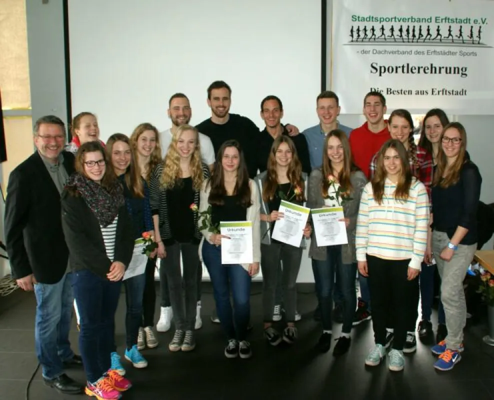 Die geehrten Schwimmerinnen und Schwimmer der SG REK, links Cheftrainer Dr. Wilhelm Wirtz