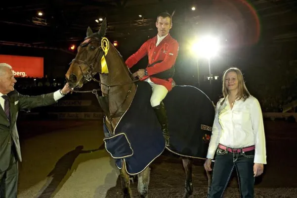Bild: GEZE Hauptsponsor des 25. German Masters Reitturniers in Stuttgart und stiftet "Preis der Firma GEZE GmbH"