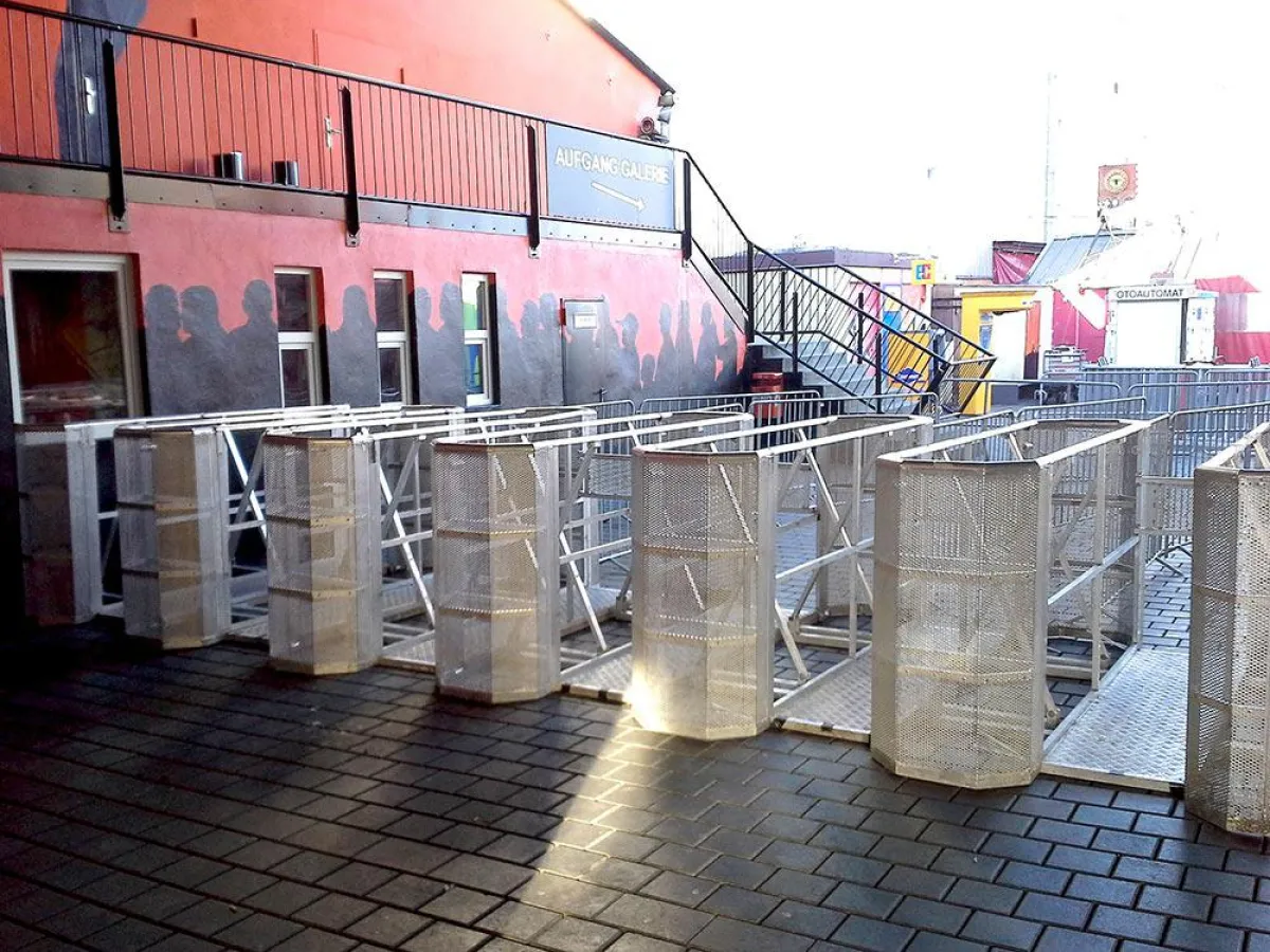 Besucherführung vor der Tonhalle mit eps-Absperrsystem