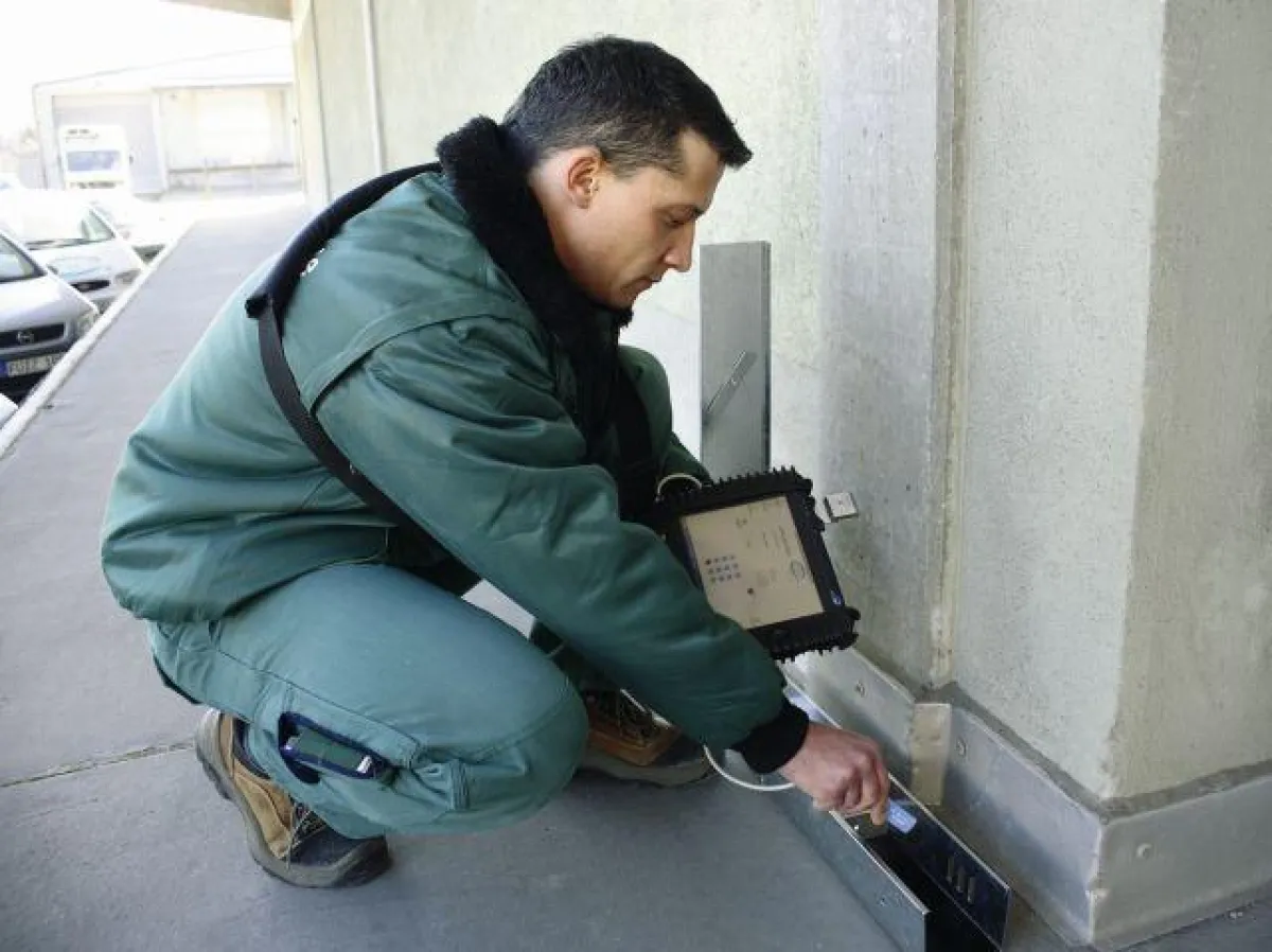 APC Servicetechniker bei der Erfassung einer Rattenköderstation im Außengelände.