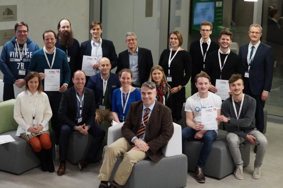 Glückliche Gesichter bei den Tigern der TechBase und den Gründern nach den Pitches