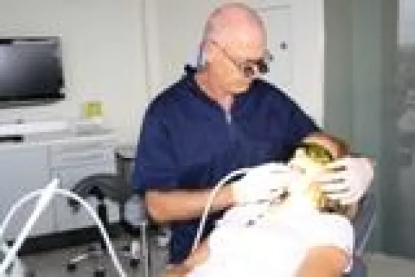 Bild: Mikrozahnreinigung mit Ultraschall revolutioniert die Zahnreinigung