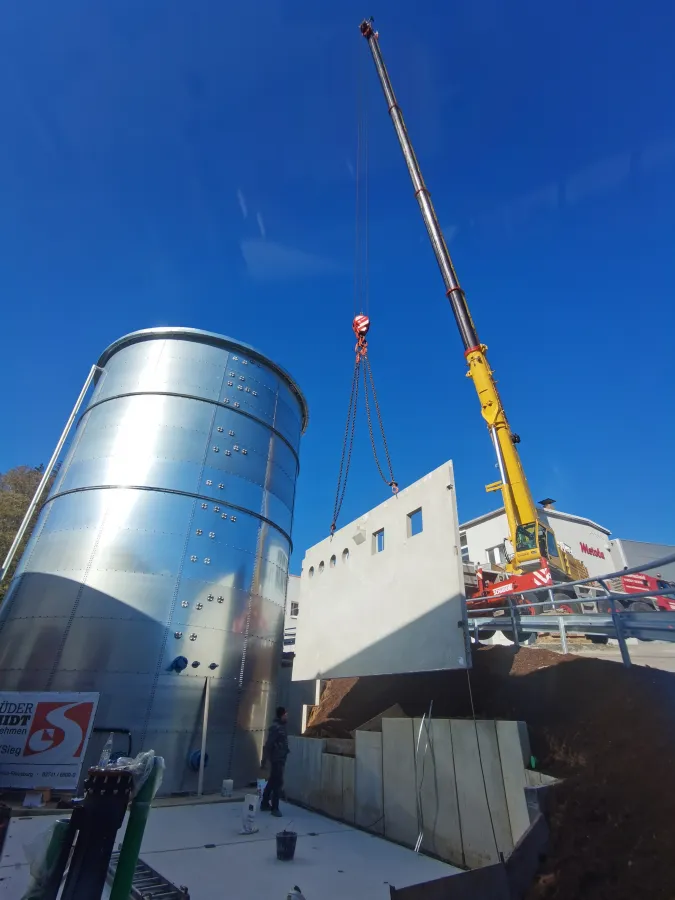 Mühelos hob der 100-Tonnen-Kran die jeweils rund 8 Tonnen wiegenden Betonplatten an.