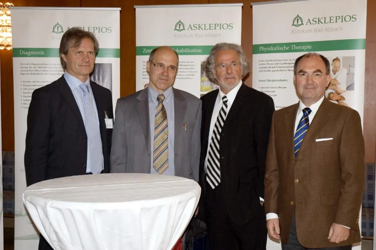 Mit Prof. Dr. Wolfram Mittelmeier und Prof. Dr. Walter Zieglgänsberger (2. und 3. v.l.) haben die Chefärzte Dr. Siegfried Marr (l.) und Dr. Josef Seidl zwei international anerkannte Fachleute als Gesp