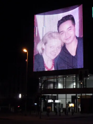 Romantischer Antrag auf der Medienfassade der PSD Bank Bild: Romantischer Antrag auf der Medienfassade der PSD Bank