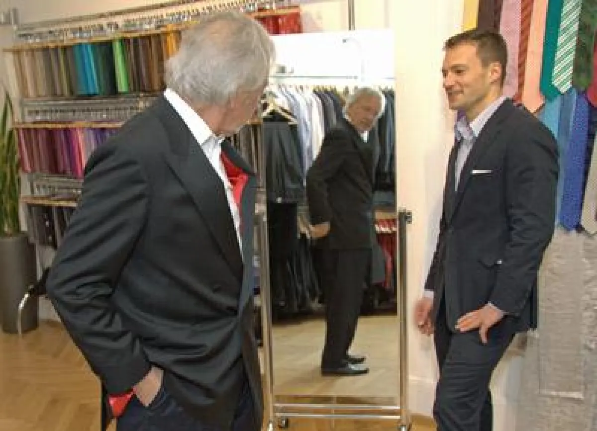 Manfred Pasenau, Chef des Deutschen Opernballs, erhält von Benjamin Pfab (rechts) seinen Smoking für den großen Abend. Foto: XUITS
