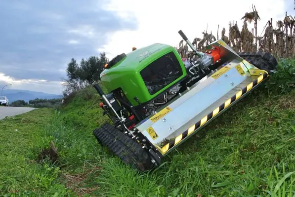 Bild: Ferngesteuerte Mähraupe für extreme Hanglagen - Der ferngesteuerte Green Climber Mulcher kennt keine Grenzen