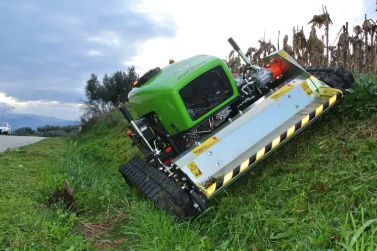 Bild: Ferngesteuerte Mähraupe für extreme Hanglagen - Der ferngesteuerte Green Climber Mulcher kennt keine Grenzen