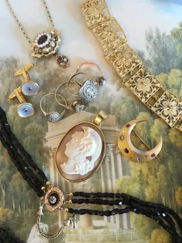 Bild: Hochwertiger Antikschmuck liegt im Trend – nicht nur als Geschenk zu Weihnachten