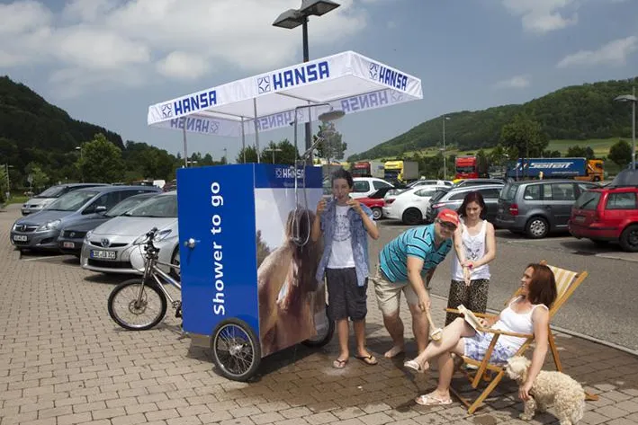 „Shower to go“ – Mobile Fahrrad-Dusche erfrischt Staugeplagte auf der Autobahnraststätte Bild: „Shower to go“ – Mobile Fahrrad-Dusche erfrischt Staugeplagte auf der Autobahnraststätte