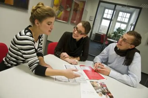 Bild: Das Euro Business College Hamburg lädt am 19. April 2010 zum Tag der offenen Tür