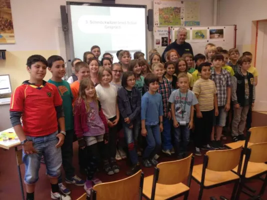 Bild: THW beim Schmöckwitzer Insel-Schul-Gespräch: Trinkwasser ist das Lebensmittel Nummer 1 für Berliner Schüler
