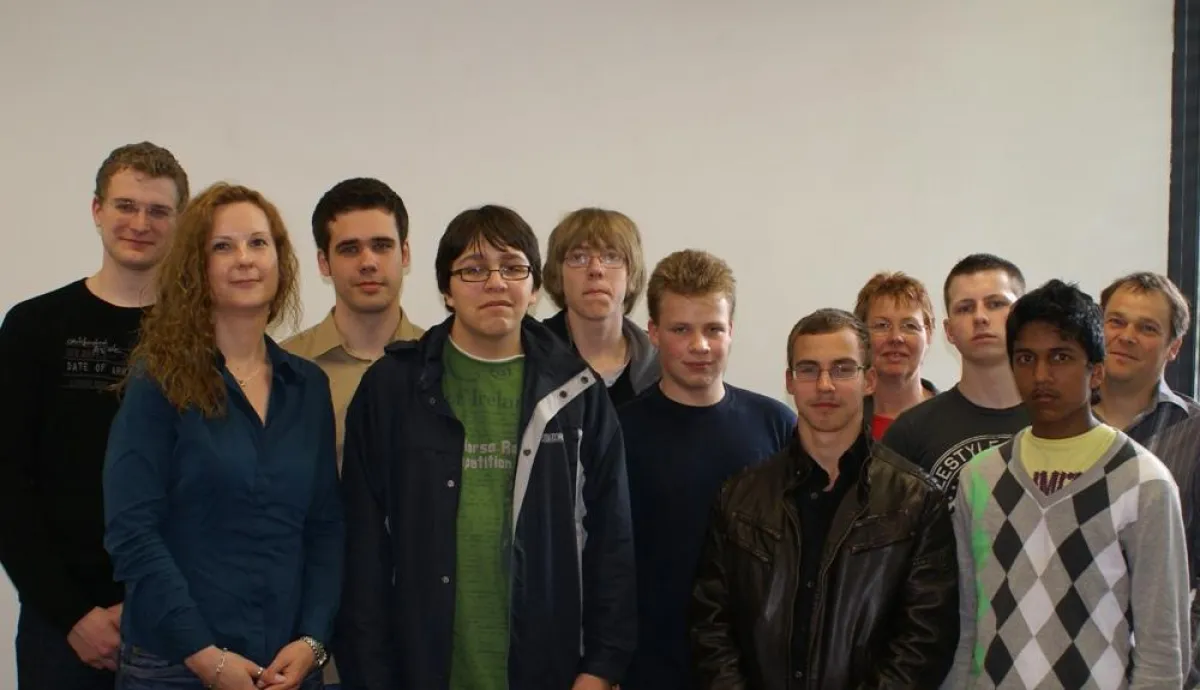 Claudia Reinhard, Personalreferentin der GFOS mbh, mit Schülern und Lehrern des Patenschaftsprojektes