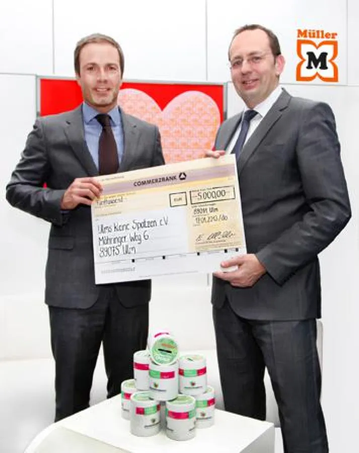 Müller-Marketingleiter Alexander Kornegger übergibt im Namen der Müller Stiftung einen Spendenscheck