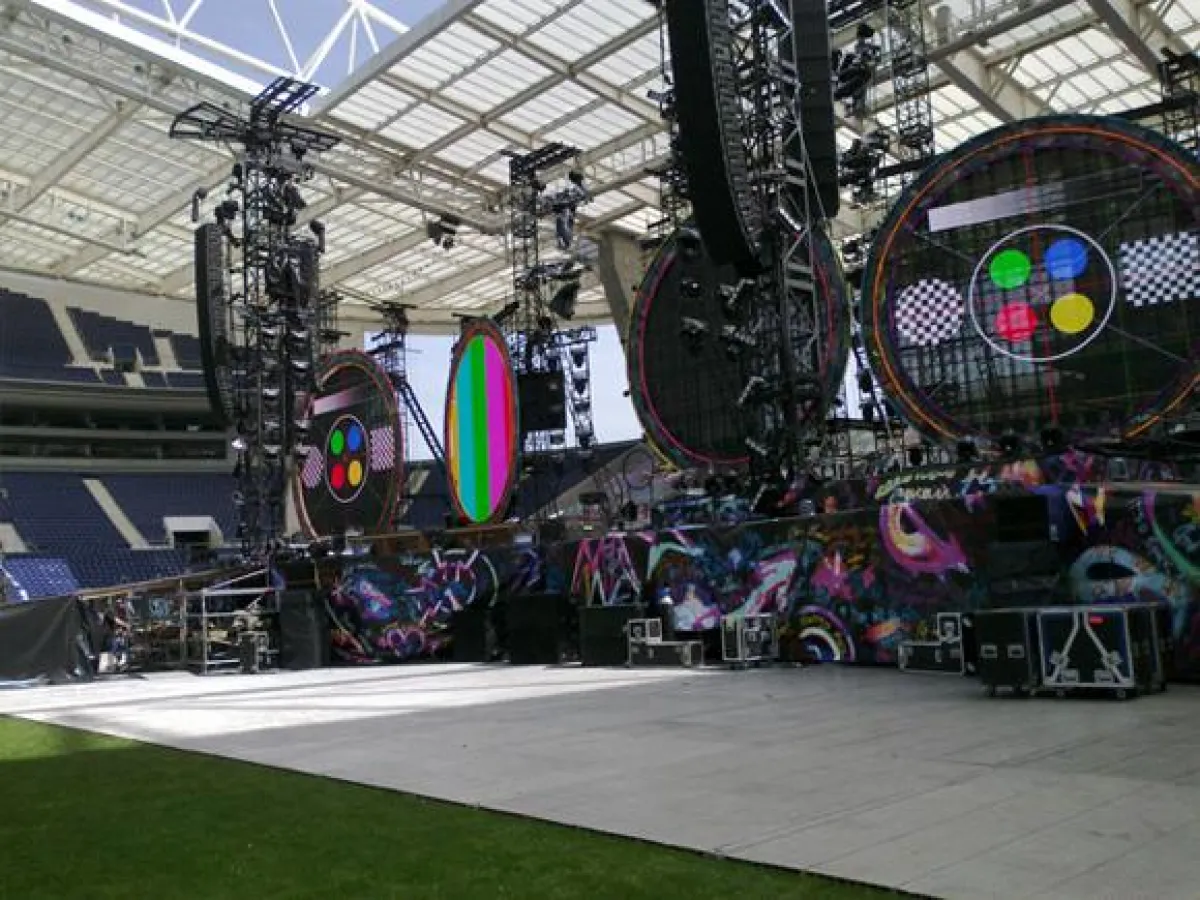 eps: Arena Panels, Barrikaden und Kabelbrücken für Coldplay
