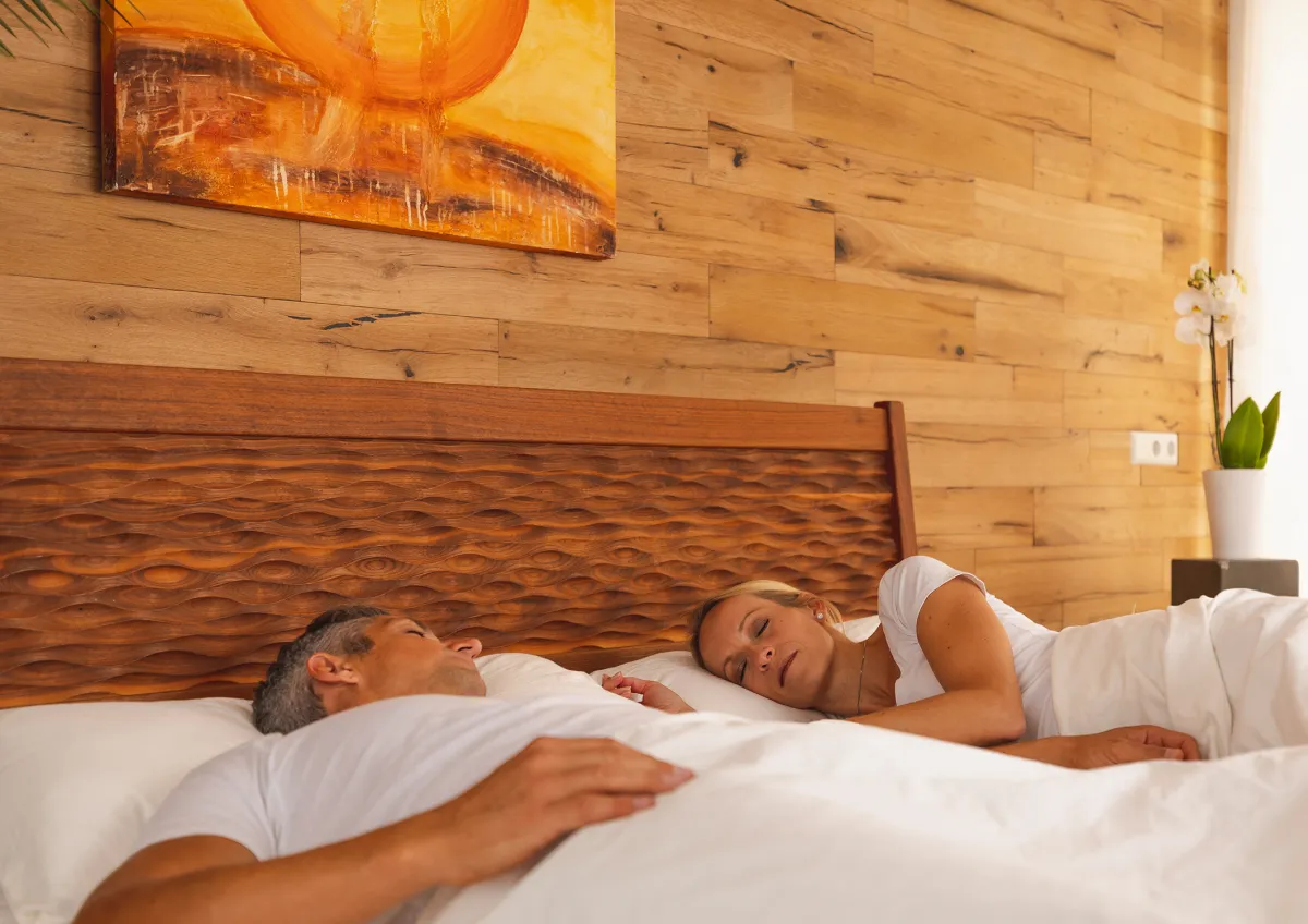Gesunder Schlaf in einem Massivholzbett der Marke RELAX  optimiert Schlaf- und Lebensqualität (© RELAX Natürlich Wohnen GmbH)