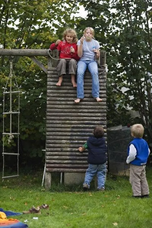 Für die Sicherheit der Kleinen: Spielgeräte müssen am richtigen Platz aufgestellt und regelmäßig auf Verwitterung überprüft werden. Bild: tdx/BGL