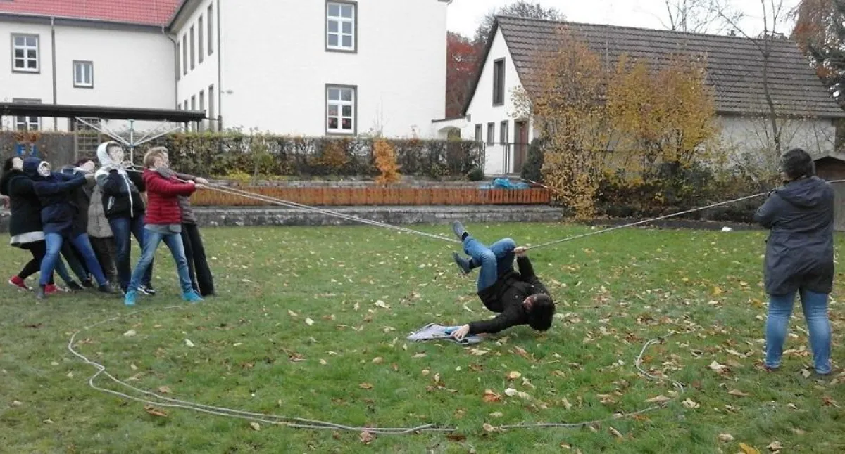 Teilnehmende der Multiplikatorenschulung bestehen ein kooperatives Abenteuerspiel