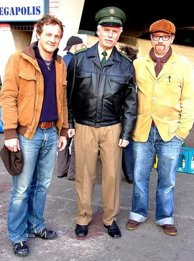 Die Schauspieler Maximilian Brückner (li.) und Gregor Weber (re.) mit Rainer Prüm aus Merzig während einer Drehpause zum neuen SR-Tatort 