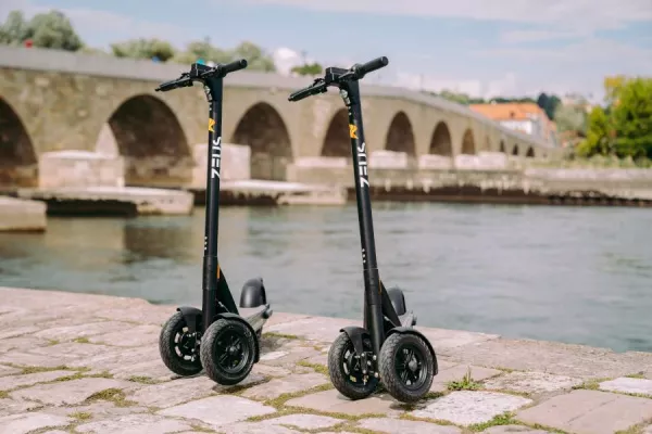 Bild: Seit heute rollen sie auch in Regensburg: Die Elektroroller von ZEUS Scooters aus Irland.