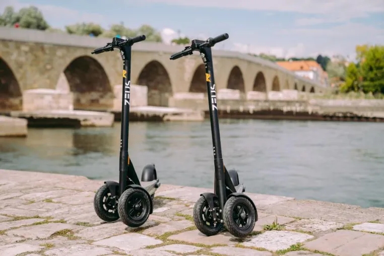 Seit heute rollen sie auch in Regensburg: Die Elektroroller von ZEUS Scooters aus Irland. Bild: Seit heute rollen sie auch in Regensburg: Die Elektroroller von ZEUS Scooters aus Irland.