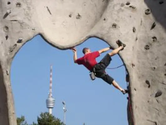 Energieeffizientes Regelsystem in der Kletterhalle Stuttgart Bild: Energieeffizientes Regelsystem in der Kletterhalle Stuttgart