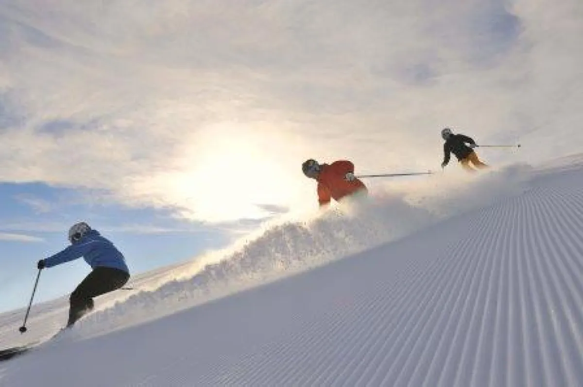 Skifahrer auf frischer Piste © Sepp Mallaun