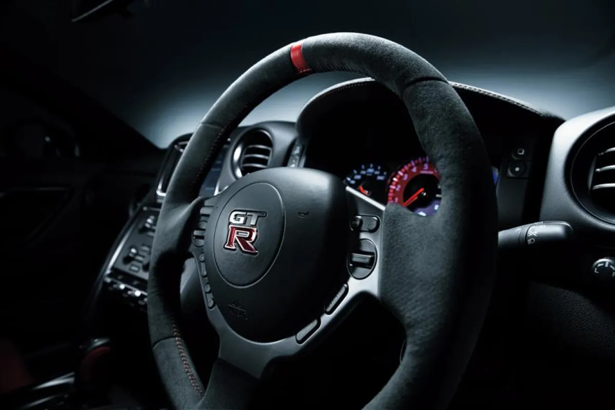 Nissan GT-R-Lenkrad: Alcantara-Bezug und Markierung an der 12-Uhr-Position.