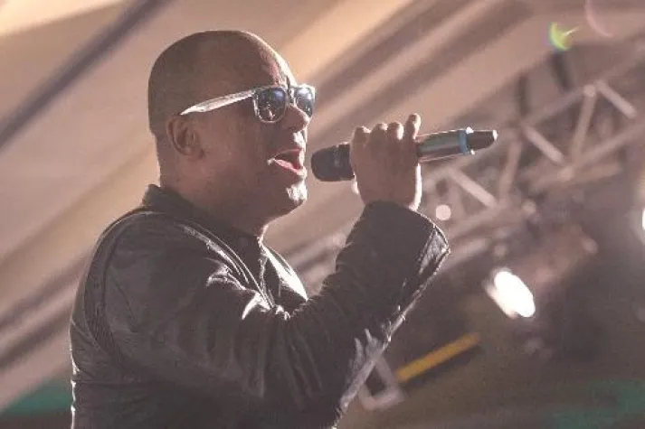 Bild: 2schneidig@school in Hamburg: Musiker gestaltet Antirassismusprojekt an Stadtteilschule