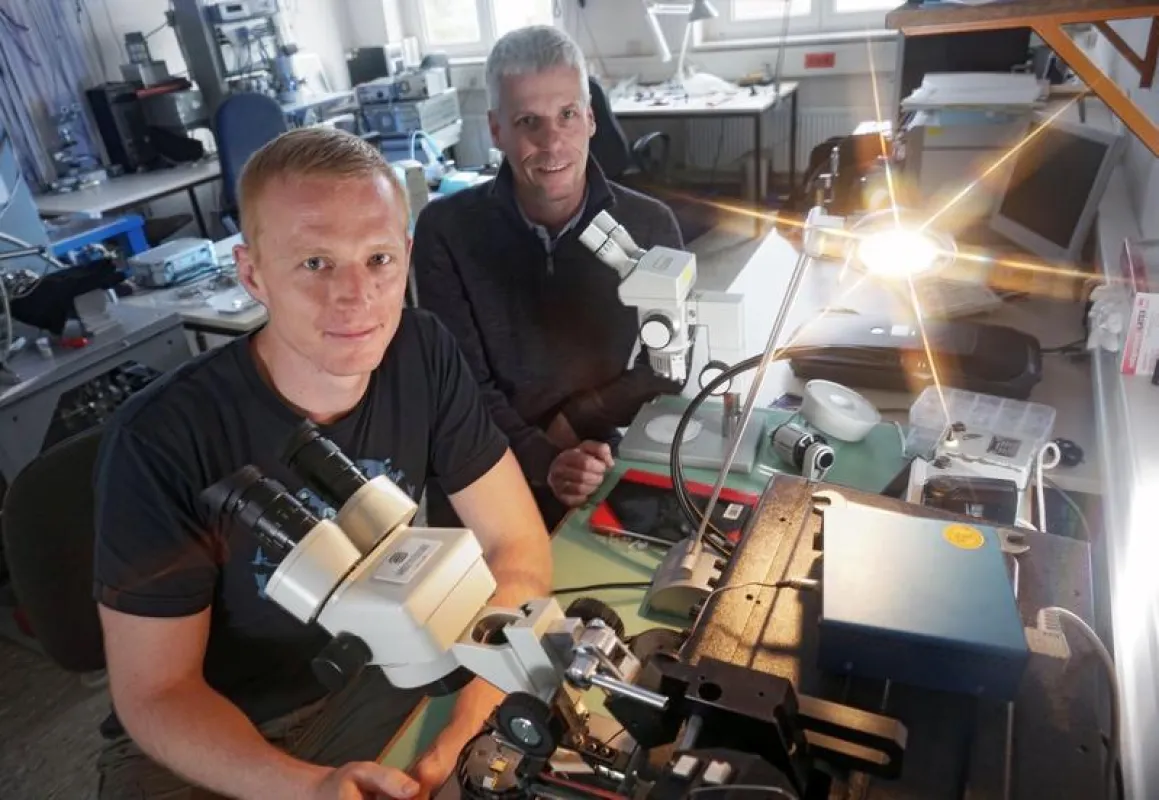 Die Physiker Dr. Andreas Johannes (l.) und Prof. Dr. Carsten Ronning in einem Labor am Institut für Festkörperphysik der Universität Jena. ((Foto: Jan-Peter Kasper/FSU))