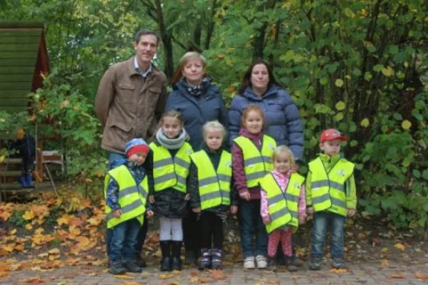 Bild: ReifenDirekt.de spendet 102 Warnwesten an Kindertagesstätte des Deutschen Roten Kreuzes