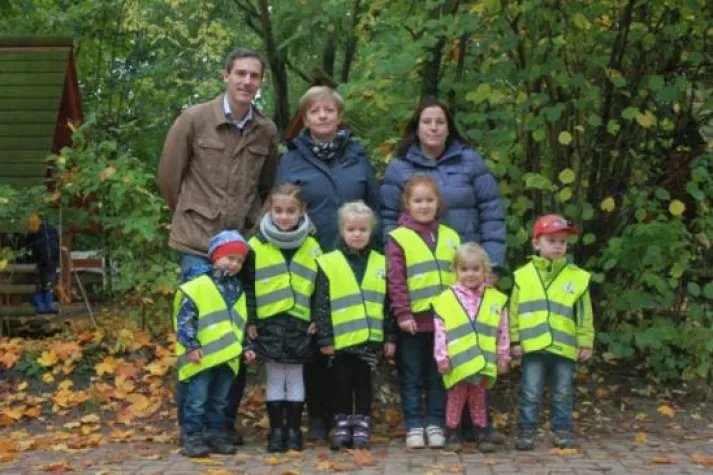 Bild: ReifenDirekt.de spendet 102 Warnwesten an Kindertagesstätte des Deutschen Roten Kreuzes