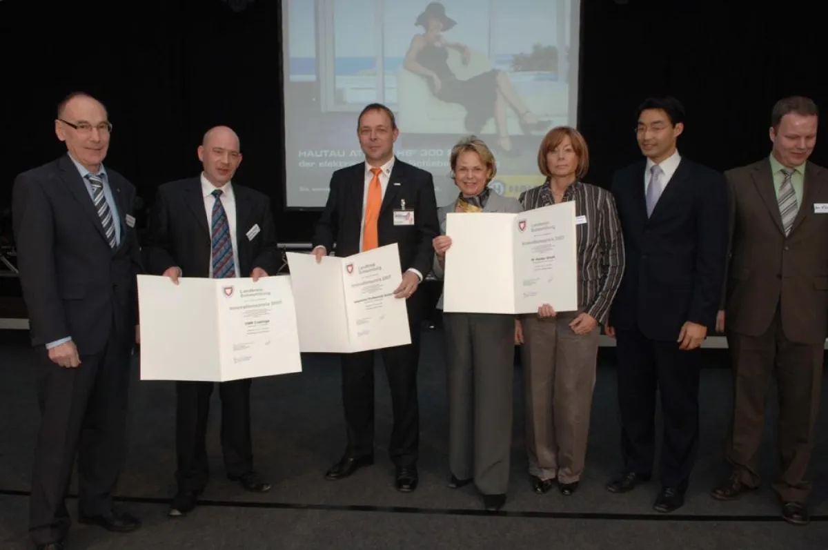 Petra Hautau (Mitte) nimmt den 3. Preis des Innovationswettbewerbs Schaumburg 2008 entgegen