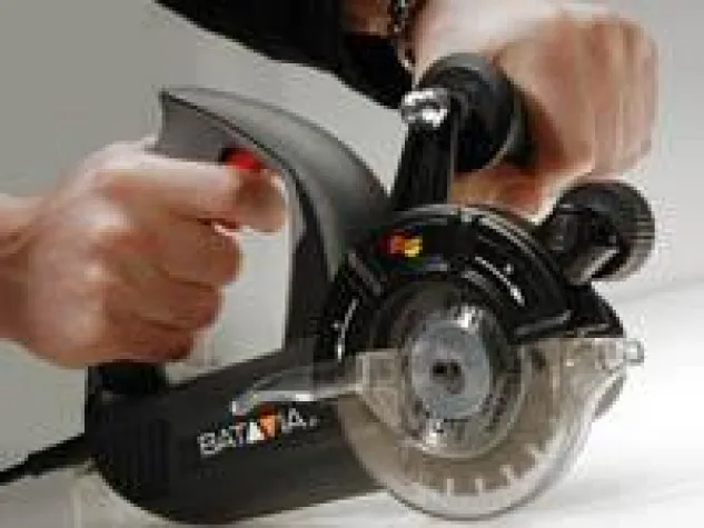 Bild: Der Allesschneider: Handkreissäge Multicut 80 bei ELV arbeitet mit patentiertem Doppelblattsystem