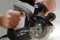 Bild: Der Allesschneider: Handkreissäge Multicut 80 bei ELV arbeitet mit patentiertem Doppelblattsystem