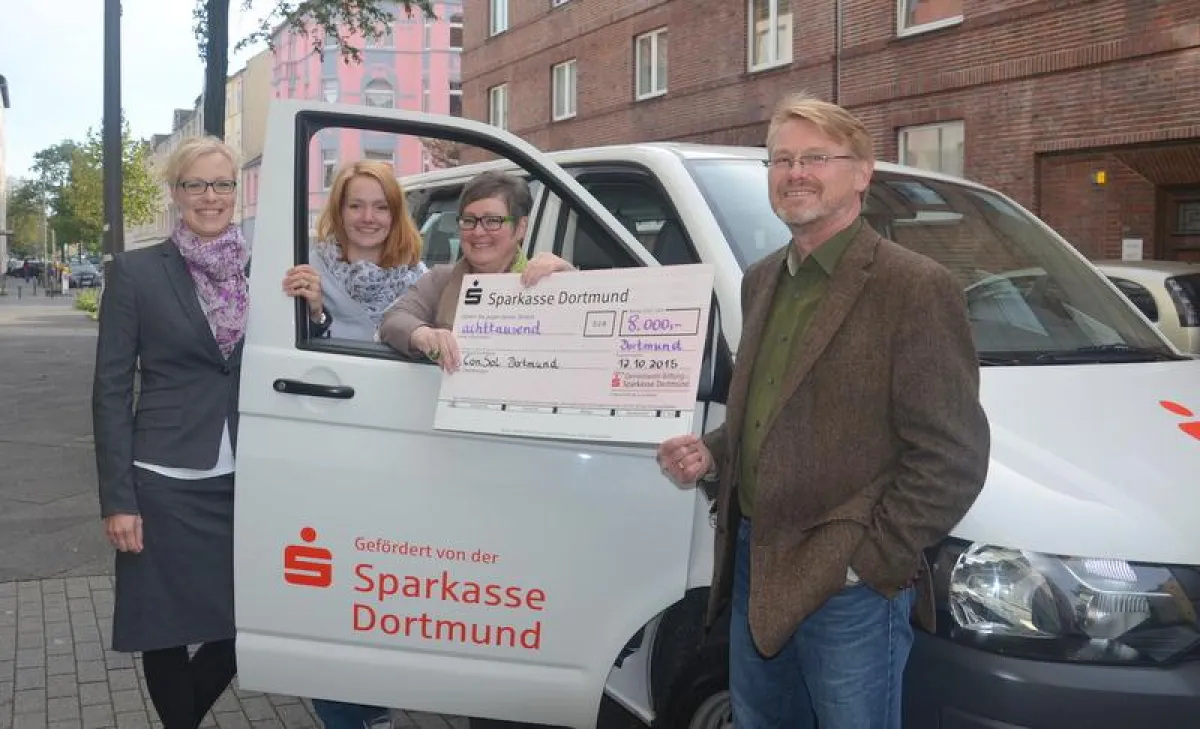 Frau Bartz und Frau Brandt von der Sparkasse Dortmund überreichen den symbolischen Scheck.