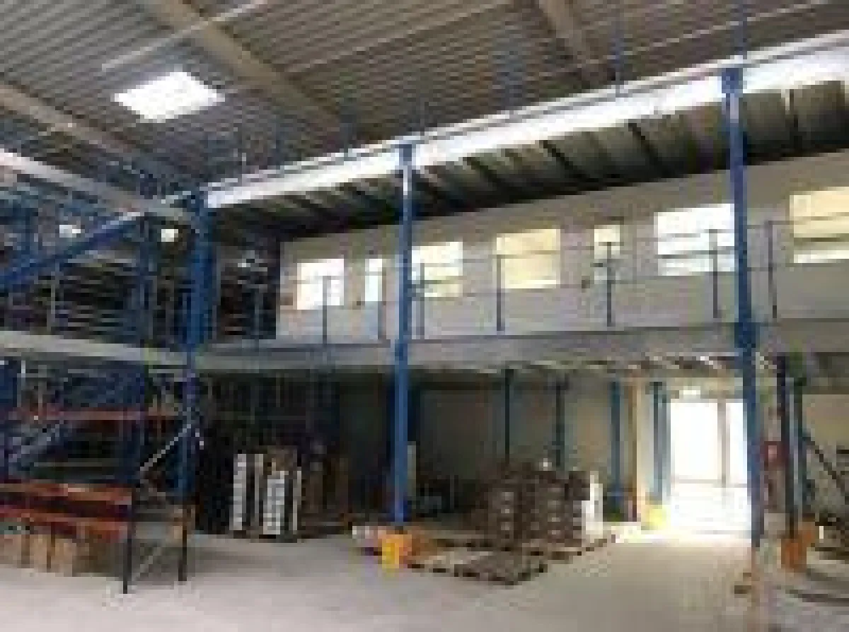 Regalanlage mit angeschlossener Systembühne und integrierter Büroräume im 1. OG.