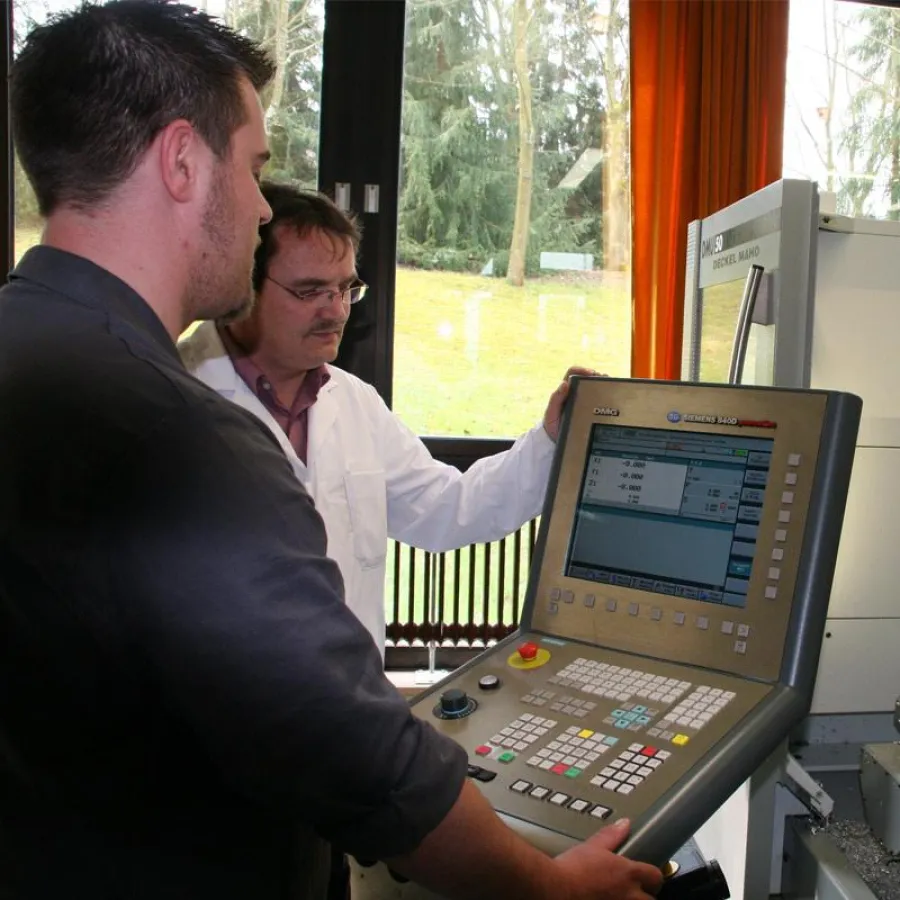 Praktischer Unterricht bei der Weiterbildung Industriemeister Metall