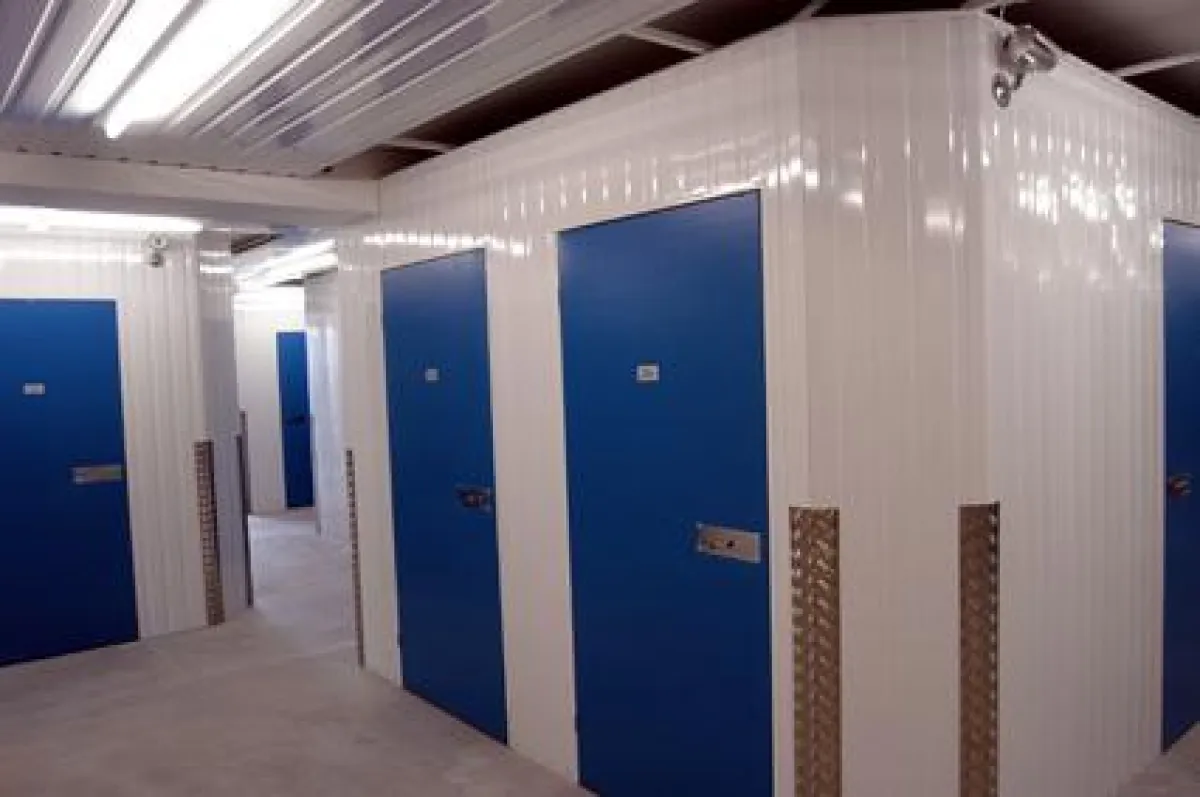 Jede Tür führt zu einem Abteil - Innenansicht bei Selfstorage - Dein Lagerraum