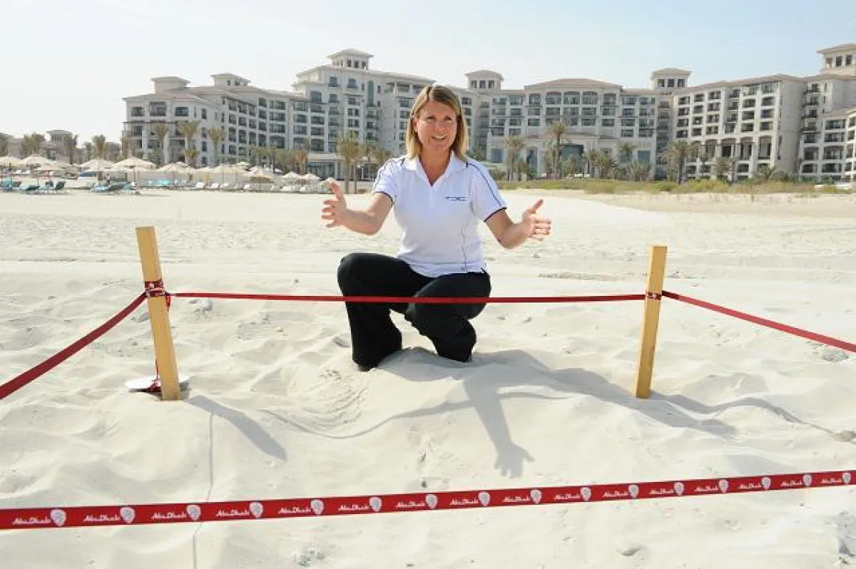 Am Sandstrand vor dem Luxusresort St. Regis Saadiyat Island