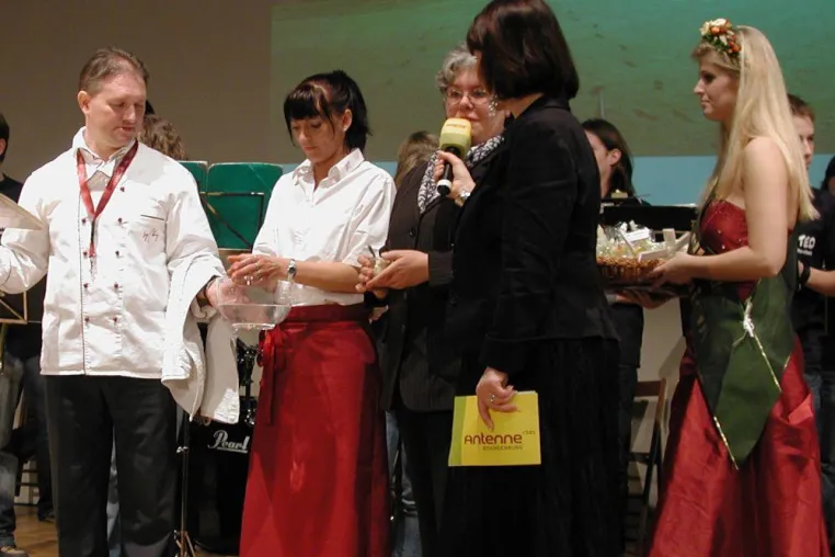 Grüne Woche 2009 - Bäckerei und Konditorei Ingo Möhring präsentiert Badeschokolade und Marzipan- Denkmal Bild: Grüne Woche 2009 - Bäckerei und Konditorei Ingo Möhring präsentiert Badeschokolade und Marzipan- Denkmal