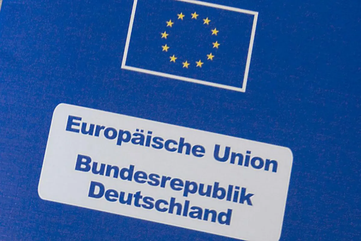 Bei einer internationalen Reise muss der EU-Heimtierausweis mitgeführt werden. Foto: vetproduction