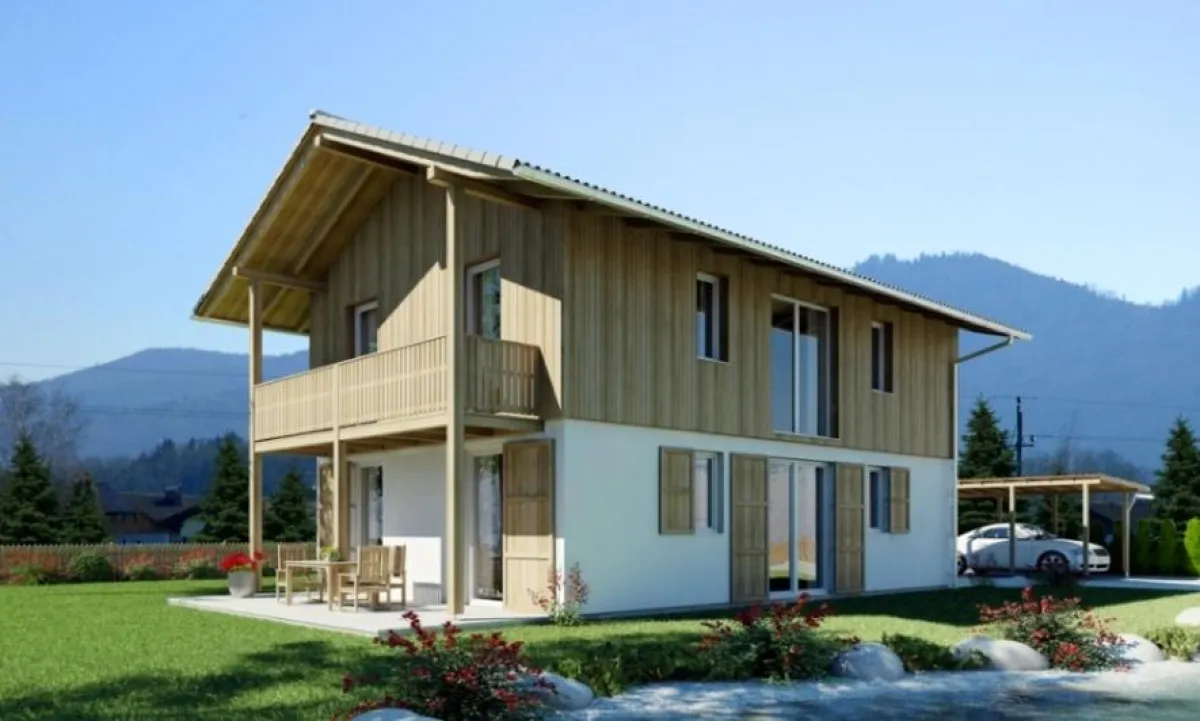 Die Holz-Verkleidung verleiht dem neuen ?Alpenhaus? von IBG-Haus seinen typisch bayrischen Charme. Die Schiebe-Fensterläden und der große Balkon aus sibirischer Lärche gehören zur Basisausstattung. Pr