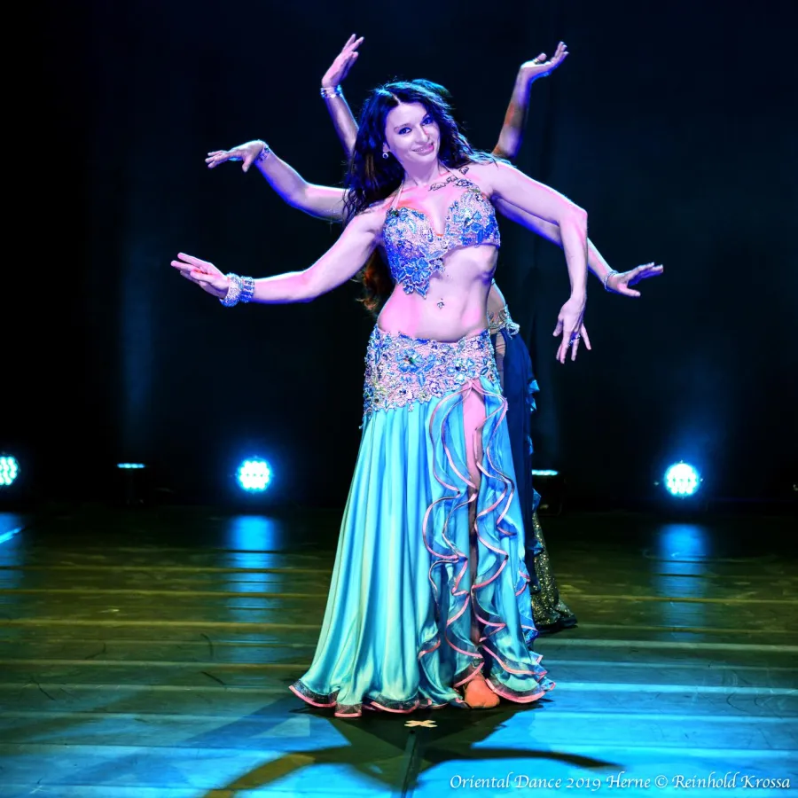 Die bunte Tanzreise führt rund um den Globus. Foto: Reinhol Krossa